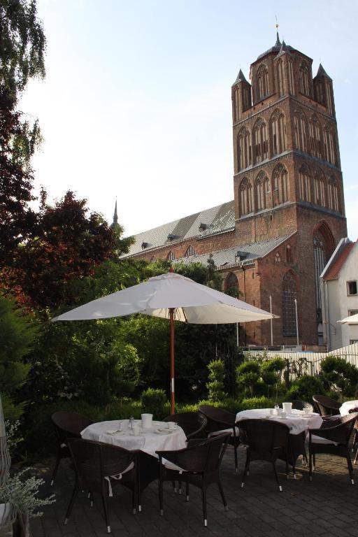 Haus Wullfcrona Hotell Stralsund Exteriör bild
